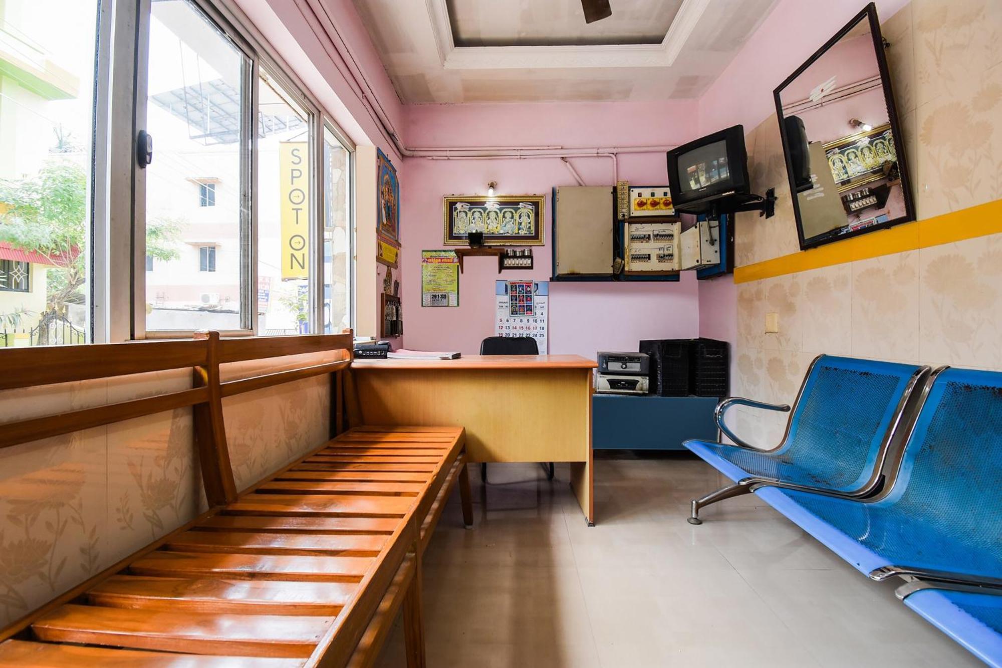 Hotel O K.S.Lodge Tribhuvanam 外观 照片